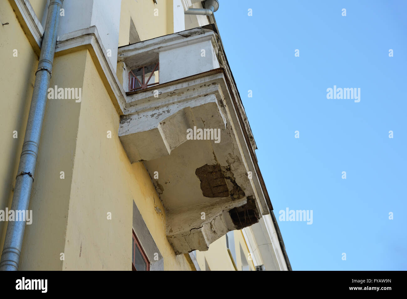 Balcone di emergenza sulla facciata del blocco appartamenti Foto Stock