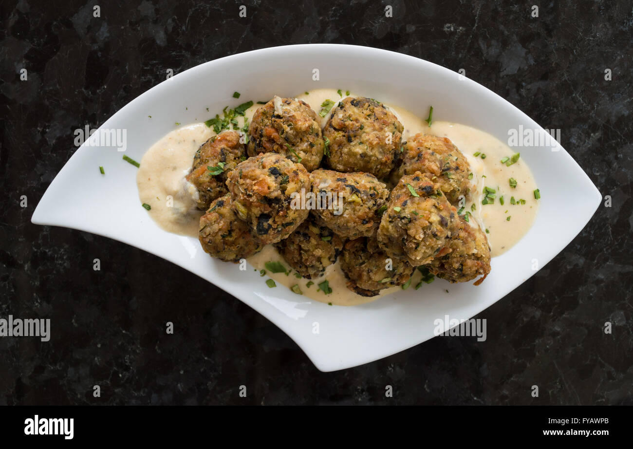 Croccante di cozze fritte polpettine di carne con verdure e salsa Foto Stock