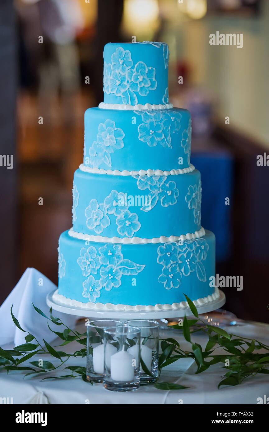 Un moderno blue torta di nozze con delicate design floreale di glassa. Foto Stock