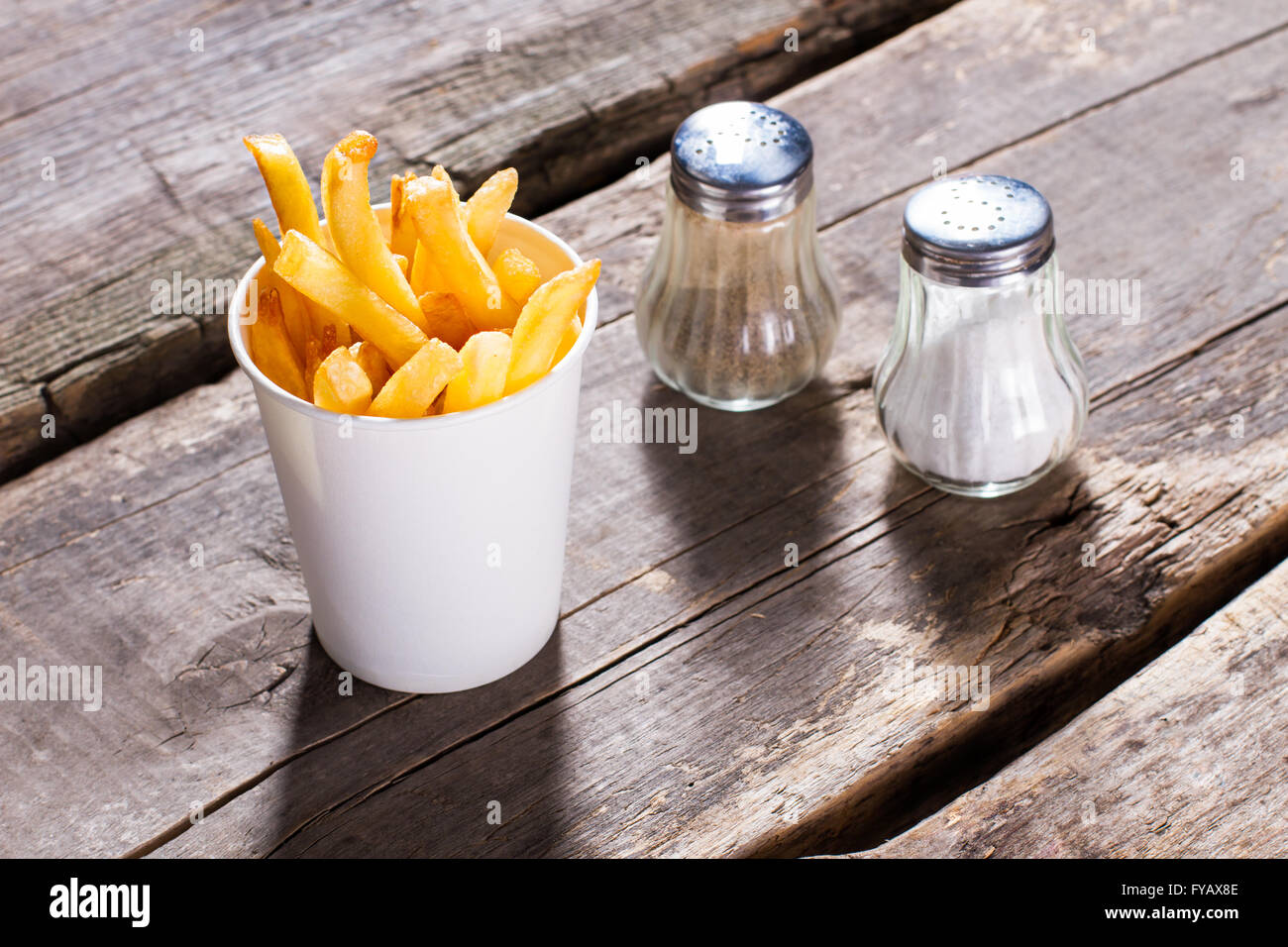 Le patatine fritte con sale e pepe. Foto Stock