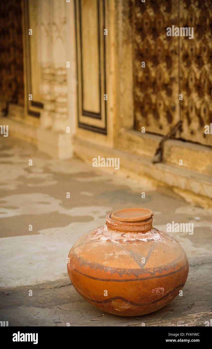 Un madqa, un tradizionale di Rajasthani acqua di argilla pot Foto Stock
