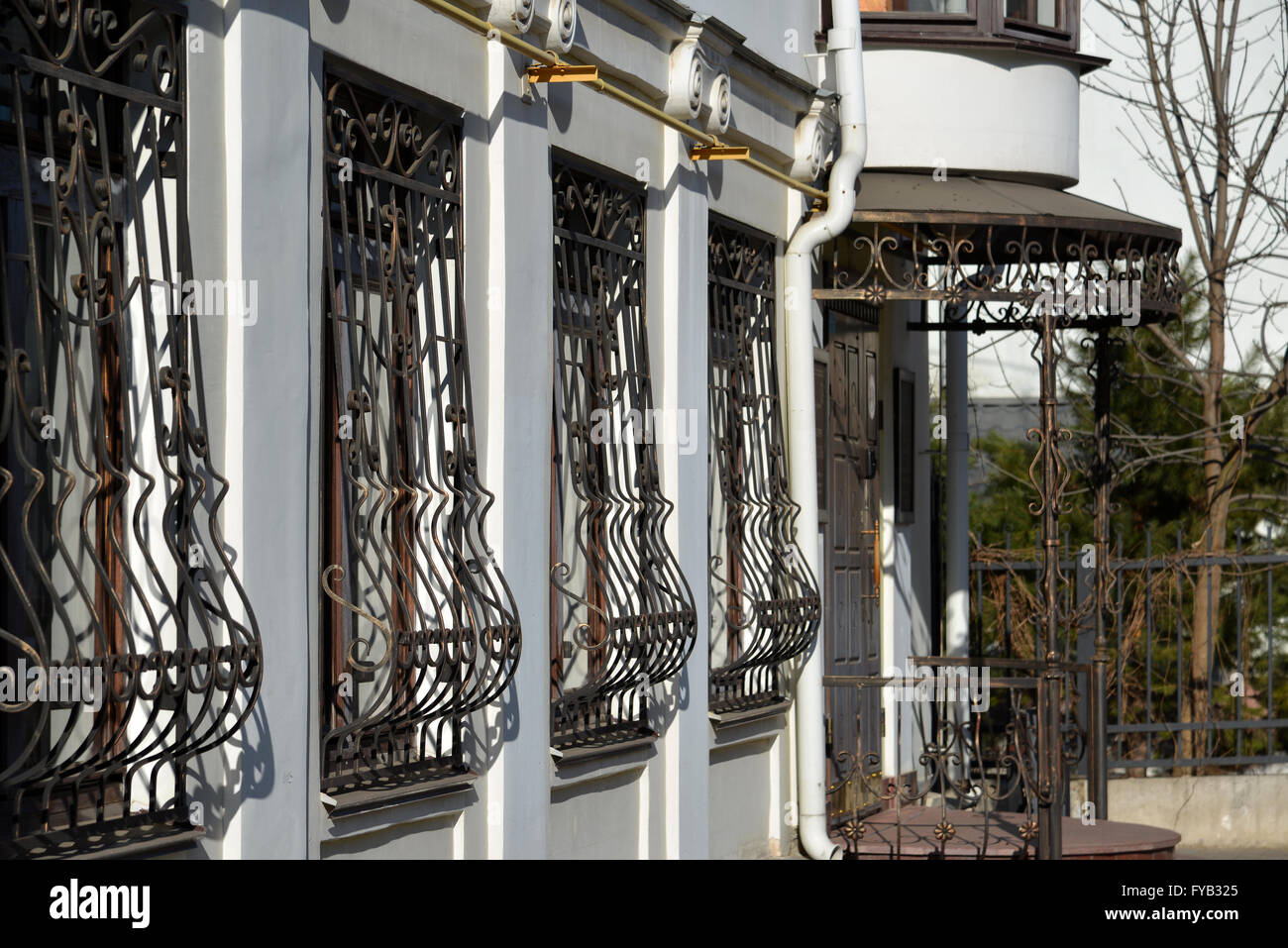 Metallo ferro battuto barre su windows di apartment house Foto Stock