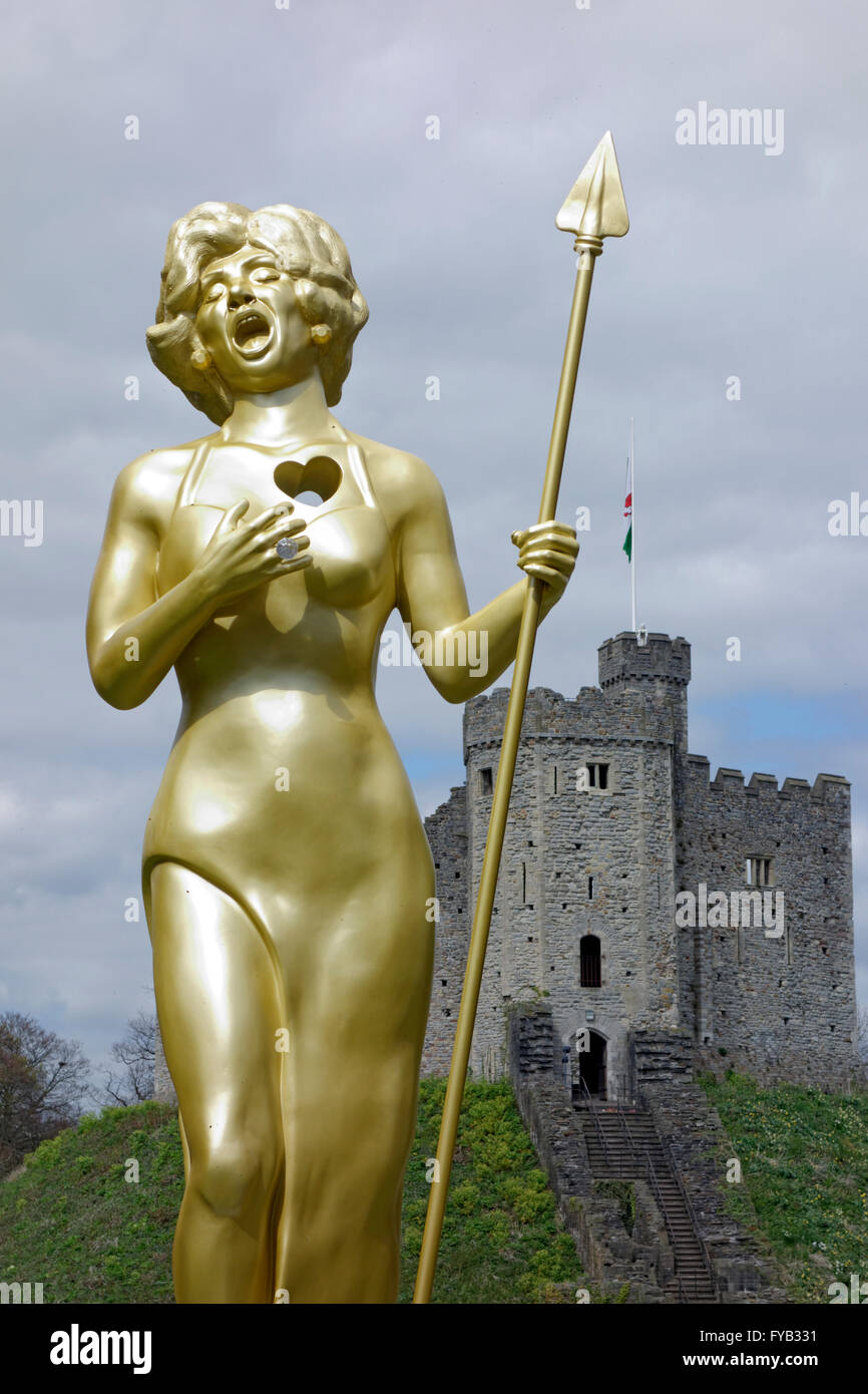 "Bassey grido dell' statua di Dame Shirley Bassey da Marc Rees, Castello di Cardiff, Cardiff, Galles, UK. Foto Stock