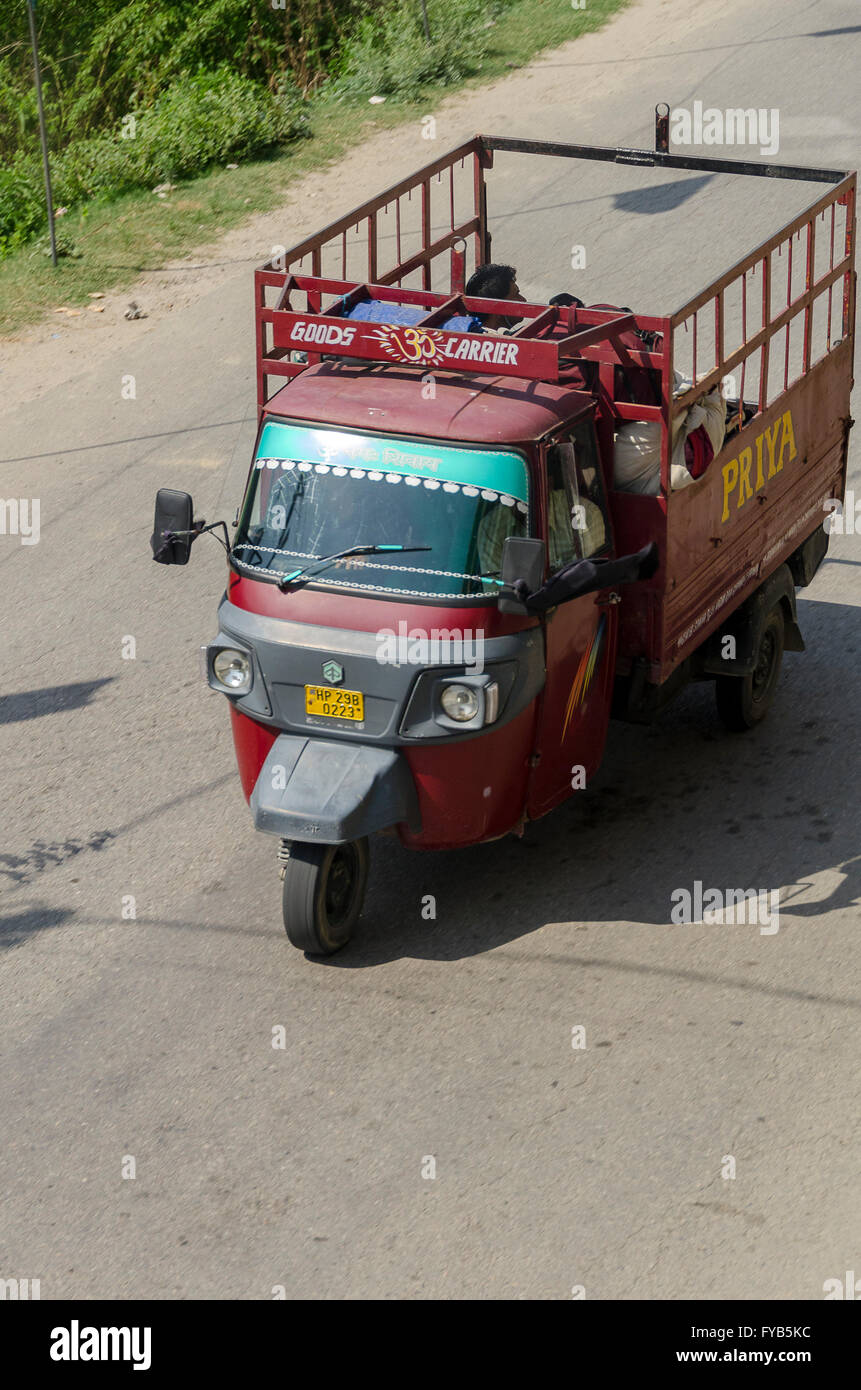 A tre ruote Light Truck, vicino Dharamshala, Distict Kangra, Himachal Pradesh, India, Foto Stock