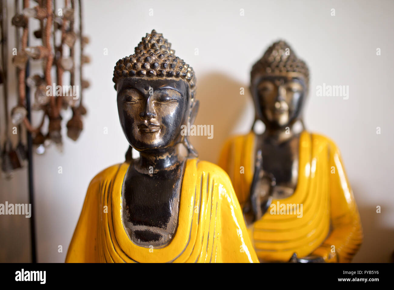 Due di bronzo statua del Buddha Buddismo giallo zafferano robe arte scultura meditazione religione filosofia Foto Stock