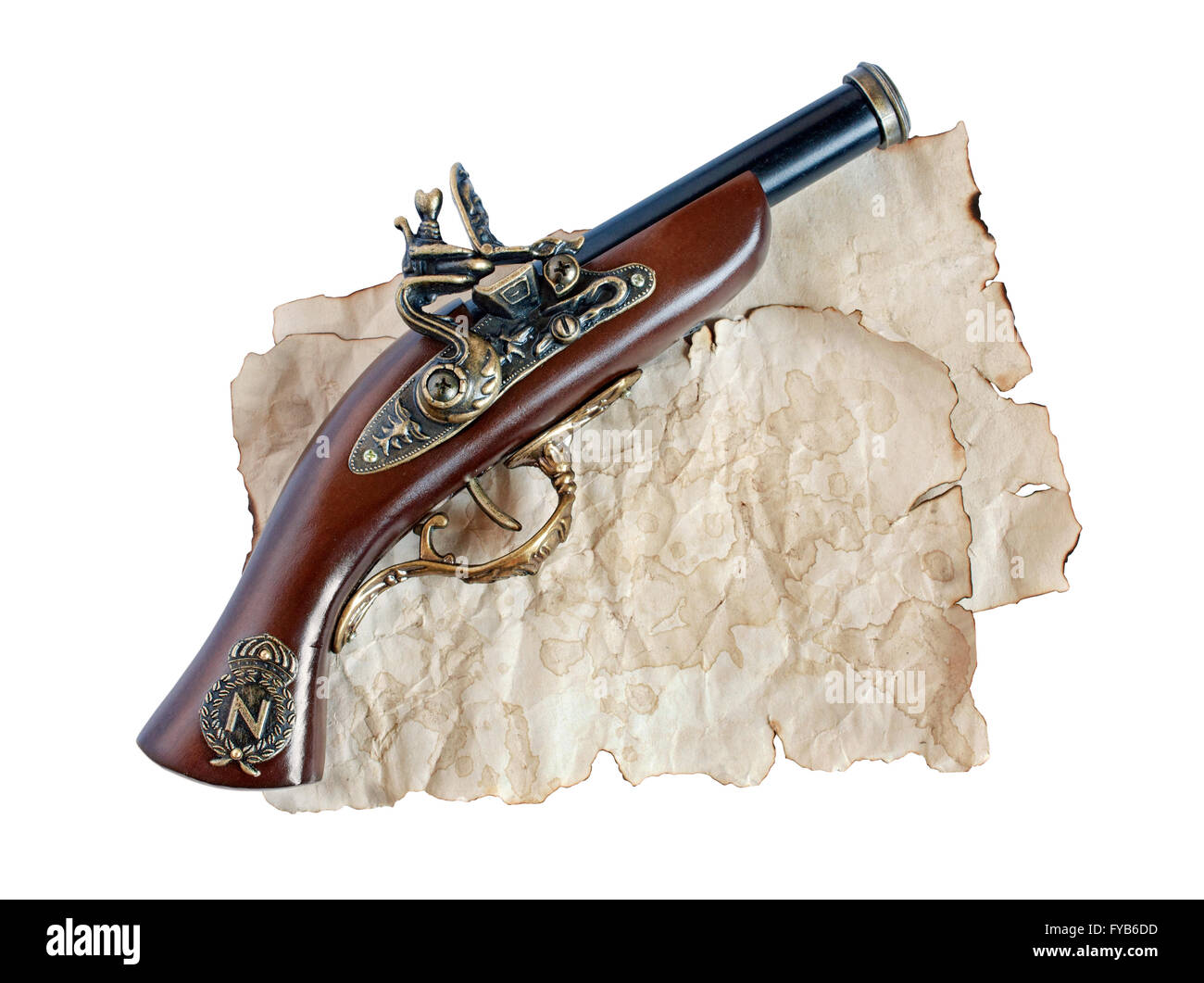 Bel vecchio moschetto o pistola e carta isolato su sfondo bianco Foto Stock