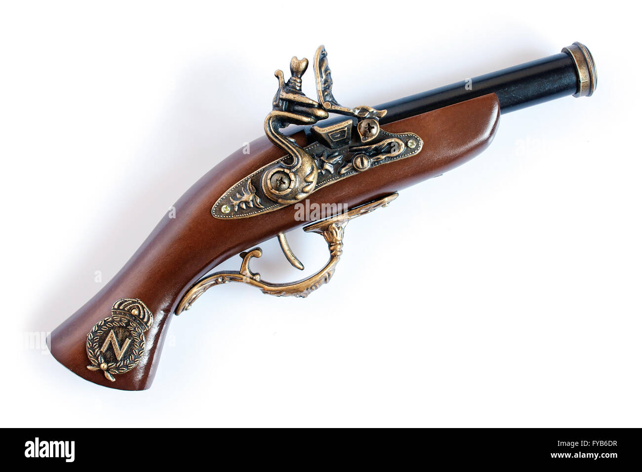 Bel vecchio moschetto o pistola isolati su sfondo bianco Foto Stock