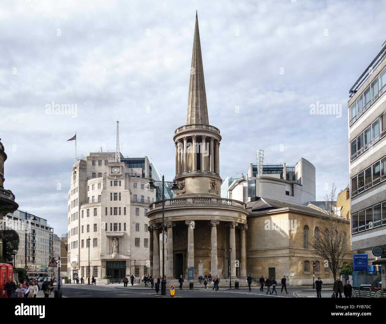 Tutte le anime la Chiesa (John Nash, 1824), Langham Place, Londra. Alle sue spalle sorge Broadcasting House, il quartier generale della BBC costruito 1932 Foto Stock