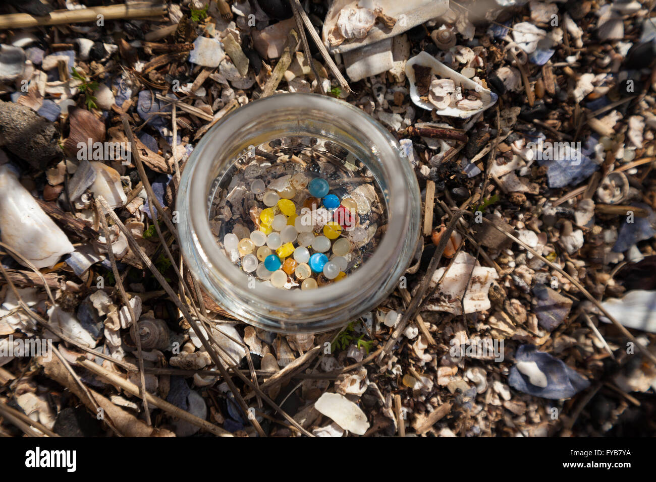 Un vaso di vetro di Nurdles trovato su una spiaggia scozzese. Foto Stock