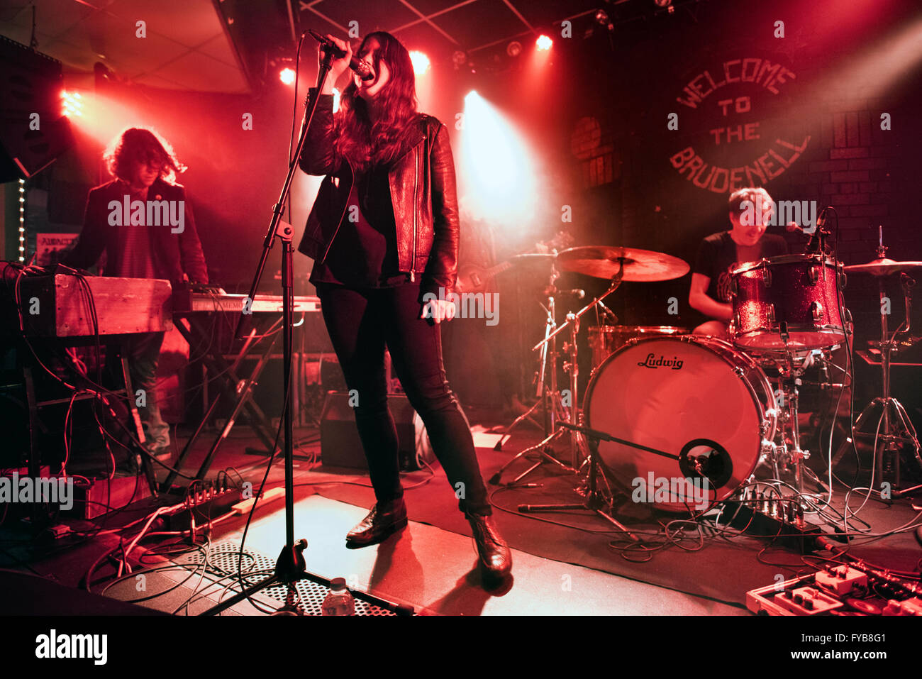 Canadian rock band Black Mountain, Brudenell Social Club, Leeds, Regno Unito, 10 aprile 2016. Il cantante Amber Webber alla parte anteriore. Foto Stock