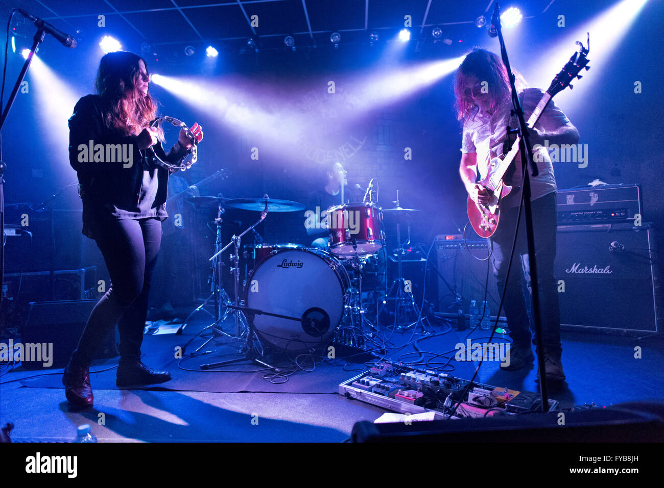 Canadian band Black Mountain, Brudenell Social Club, Leeds, Regno Unito, 10 aprile 2016. Il cantante Amber Webber e il chitarrista Steve McBean. Foto Stock
