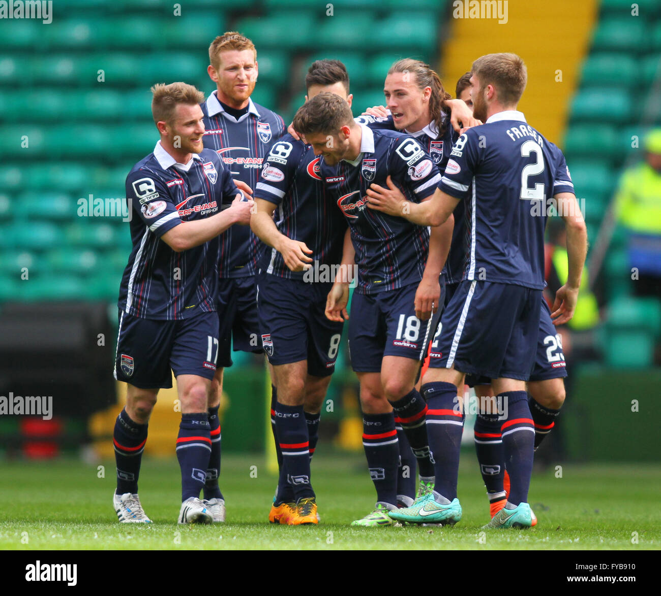 Celtic Park, Glasgow, Scozia. 24 apr, 2016. Scottish Football Premiership Celtic versus Ross County. Stewart Murdoch celebra il suo obiettivo Credito: Azione Sport Plus/Alamy Live News Foto Stock