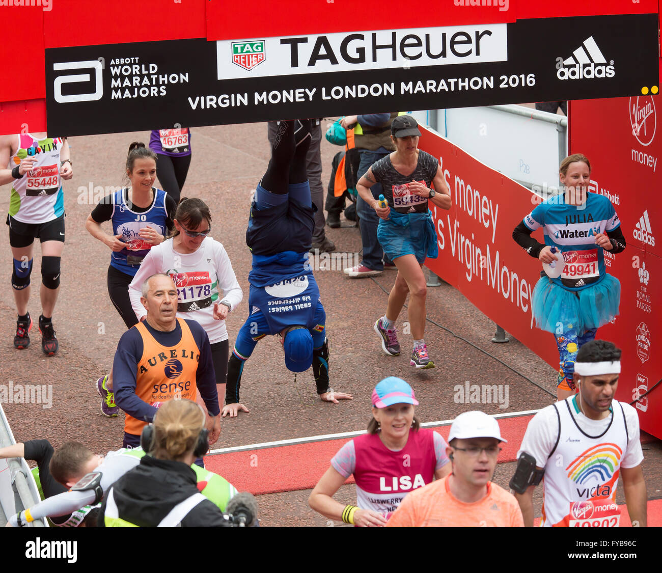 Londra, UK, 24 aprile 2016,Increible energia come un uomo compie un handstand al traguardo della Virgin London Marathon 201 Credito: Keith Larby/Alamy Live News Foto Stock