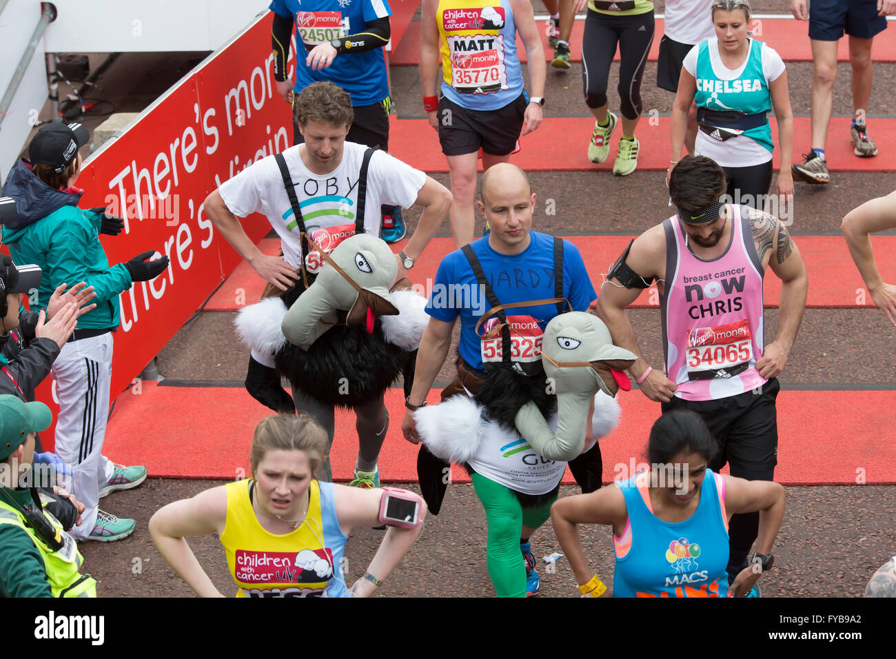 Londra, UK, 24 aprile 2016,Uomini in costumi di struzzo e completare la VIRGIN LONDON MARATHON 201 Credito: Keith Larby/Alamy Live News Foto Stock