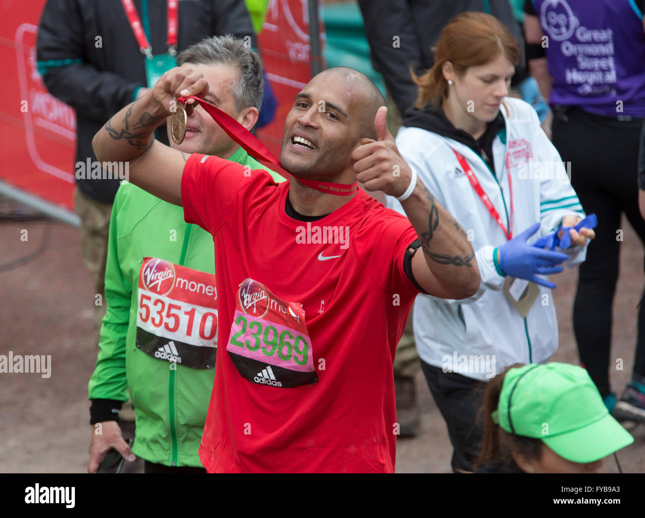 Londra, UK, 24 aprile 2016,il calciatore Clarke Carlisle completa la VIRGIN LONDON MARATHON 201 Credito: Keith Larby/Alamy Live News Foto Stock