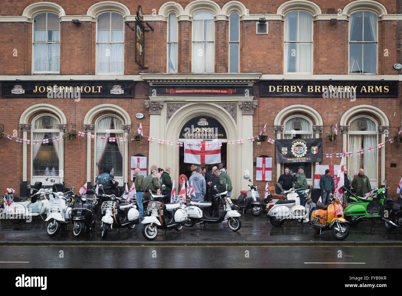 Manchester, Regno Unito. 24 Aprile, 2016. Mods al di fuori di un pub dopo la St Georges parata del giorno. Credito: Andy Barton/Alamy Live News Foto Stock
