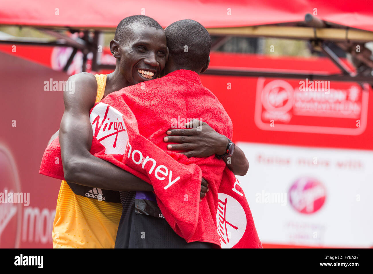 Londra, Regno Unito. Il 24 aprile 2016. Stanley Biwott (KEN), 2nd, e vincitore Eliud Kipchoge (KEN). Il 2016 denaro VIRGIN LONDON MARATHON termina sul Mall, Londra, Regno Unito. Credito: Immagini vibranti/Alamy Live News Foto Stock