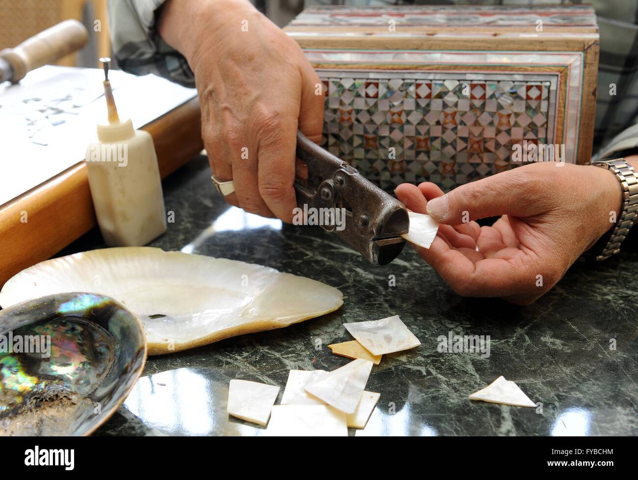 Damasco, Siria. 24 apr, 2016. Yahia Nameh fa un siriano casella di gioielli, utilizzando legno di noce e intarsi di madreperla nel suo negozio in Damasco Capitale della Siria, il 24 aprile 2016. © Ammar/Xinhua/Alamy Live News Foto Stock