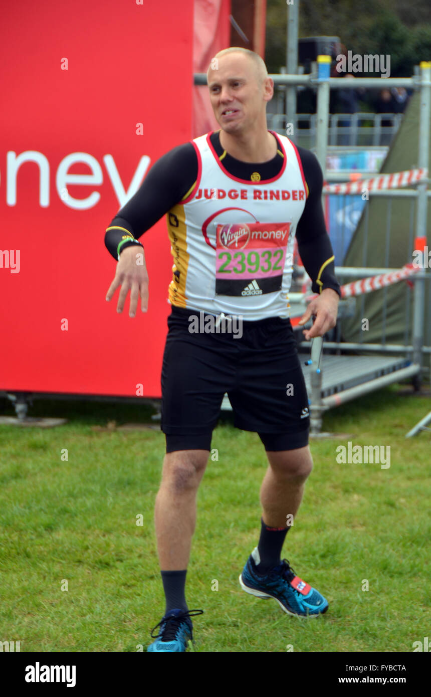 Londra, Regno Unito. 24 aprile 2016, Giudice Rob Rinder prima di prendere parte alla VIRGIN LONDON MARATHON 2016 Credit: JOHNNY ARMSTEAD/Alamy Live News Foto Stock