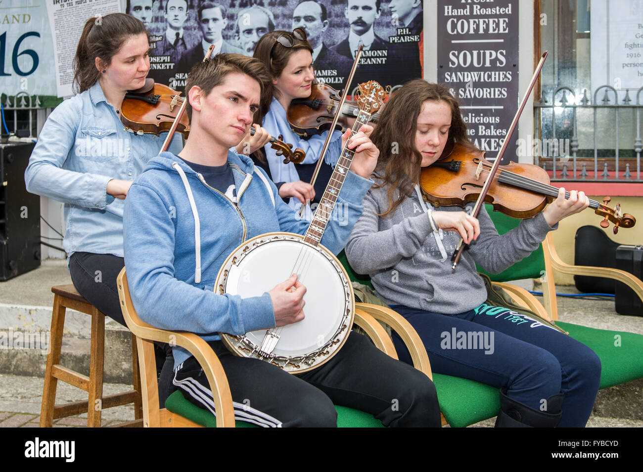Skibbereen, Irlanda. 24 Aprile, 2016. Gli alunni dalla misericordia Heights School, Skibbereen intrattenere la folla durante la scuola del Annuncio evento della durata di un giorno per commemorare i 100 anni dall'inizio della ribellione in Dublino. Credito: Andy Gibson/Alamy Live News Foto Stock
