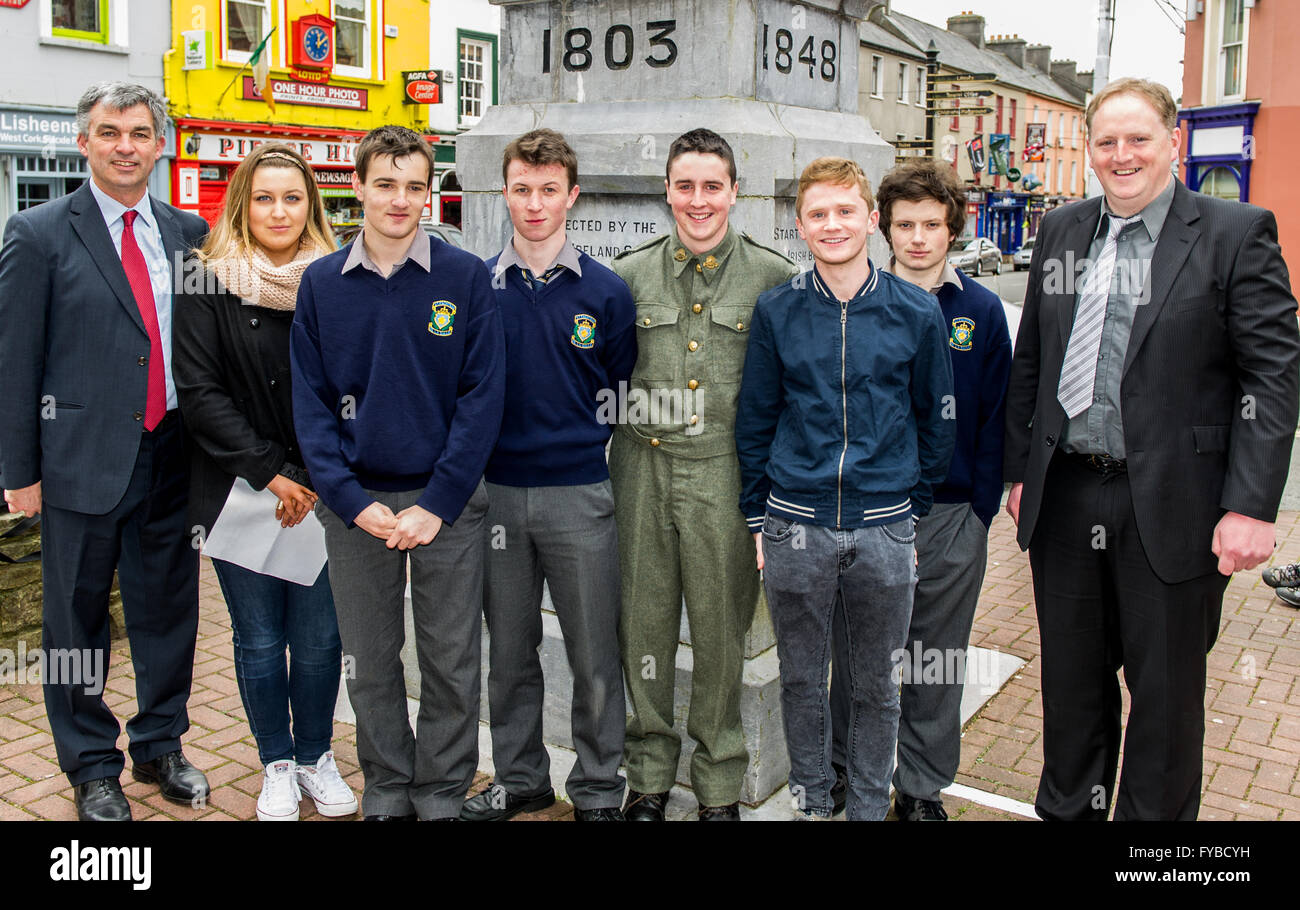 Skibbereen, Irlanda. 24 Aprile, 2016. Alcuni degli alunni e docenti coinvolti nel caso sono illustrati prima della scuola del Annuncio evento della durata di un giorno per commemorare i 100 anni dall'inizio della ribellione in Dublino. L-R: Pietro Fitzgerald; Emily Minihane; Miguel De Antonio; Kevin O'Donovan; Ian Lynch; Colin O'Driscoll; Rian Collins e misericordia altezze insegnante e organizzatore di eventi Colman O'Driscoll. Credito: Andy Gibson/Alamy Live News Foto Stock