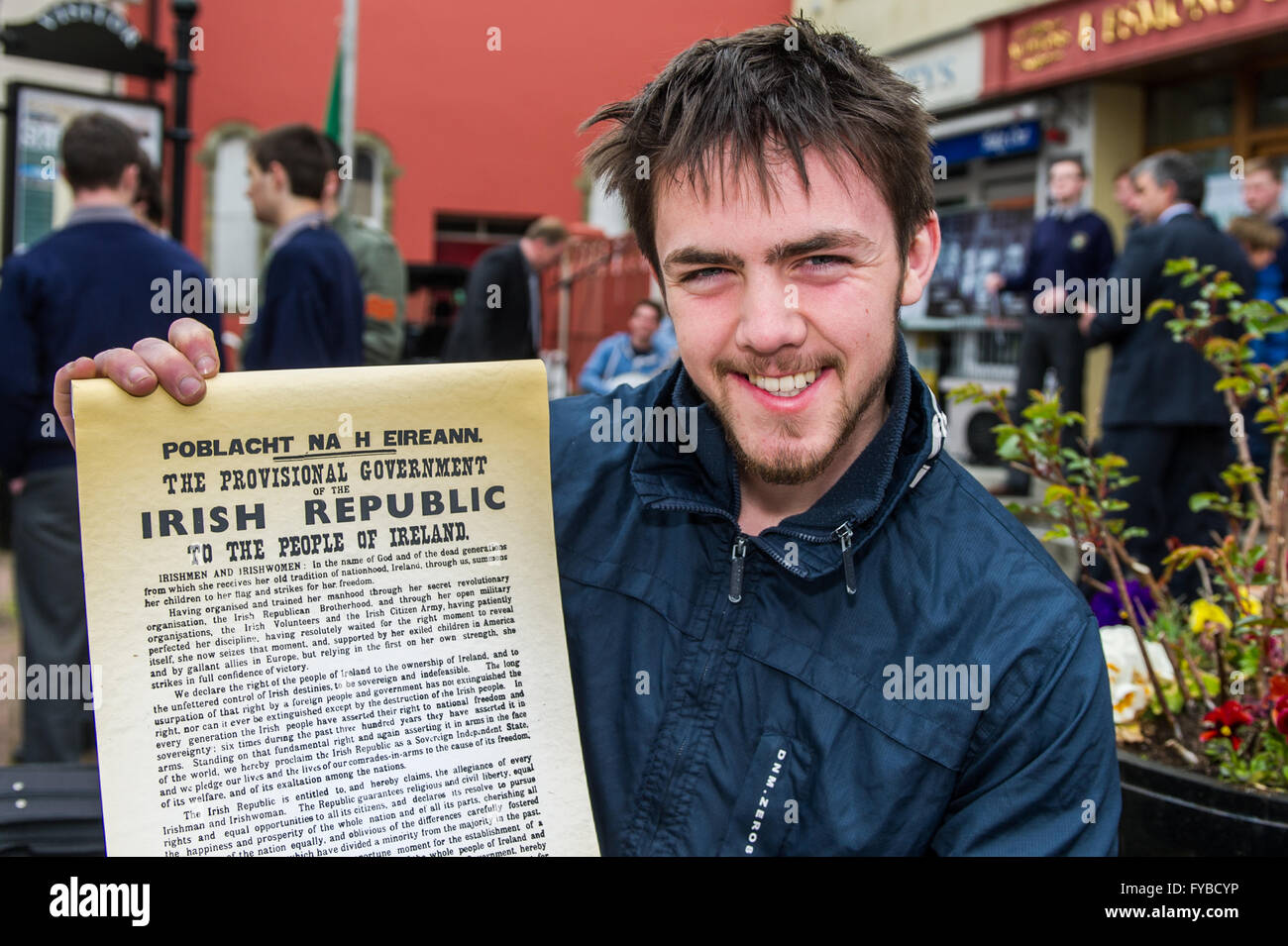Skibbereen, Irlanda. 24 Aprile, 2016. Finbarr Maguire è stato dato l'onore della lettura la proclamazione presso la scuola del Annuncio evento della durata di un giorno per commemorare i 100 anni dall'inizio della ribellione in Dublino. Credito: Andy Gibson/Alamy Live News Foto Stock