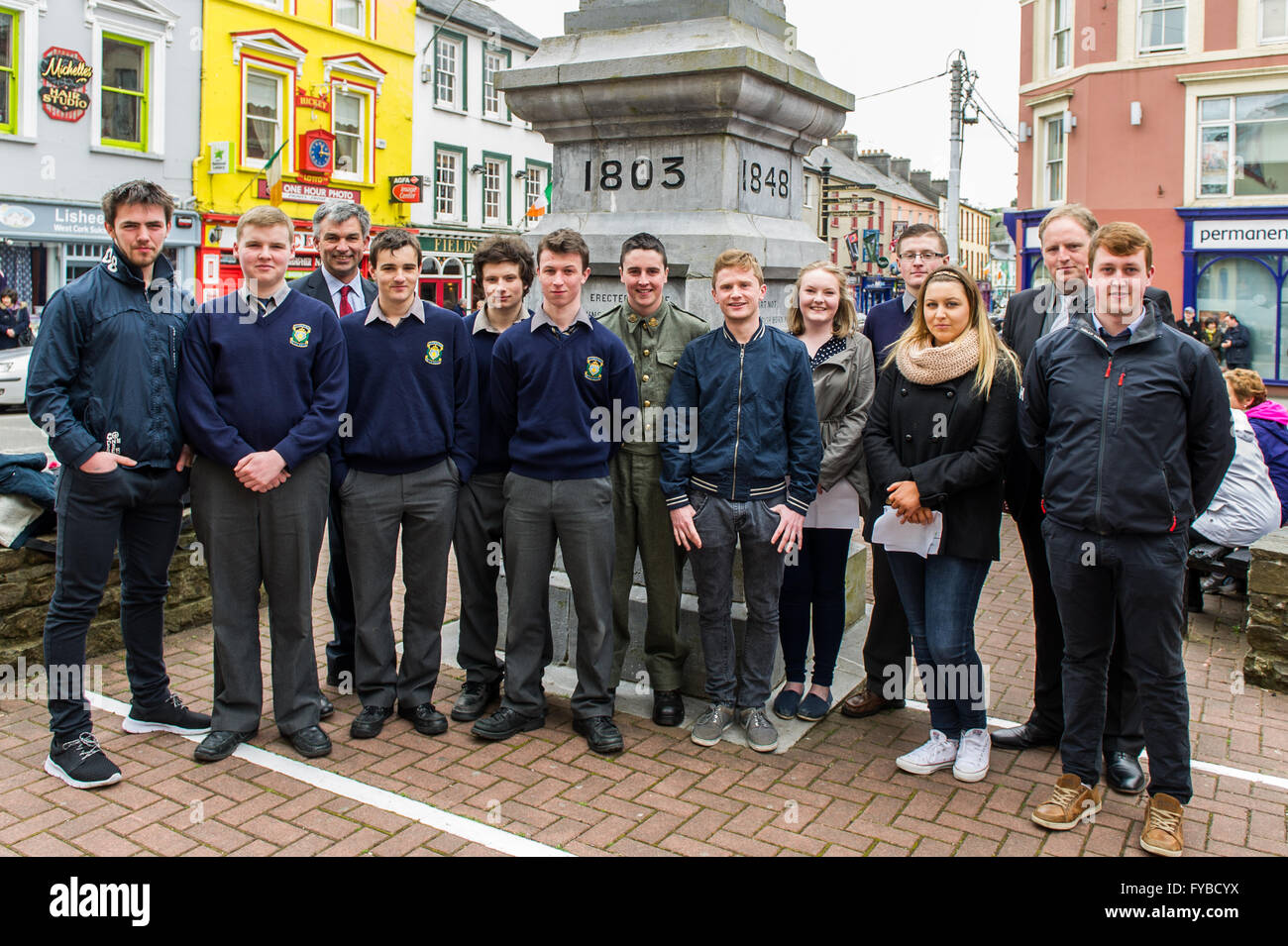 Skibbereen, Irlanda. 24 Aprile, 2016. I partecipanti e gli organizzatori della scuola del Annuncio evento della durata di un giorno per commemorare i 100 anni dall'inizio della ribellione a Dublino sono illustrati prima dell'inizio dell'evento. Credito: Andy Gibson/Alamy Live News Foto Stock