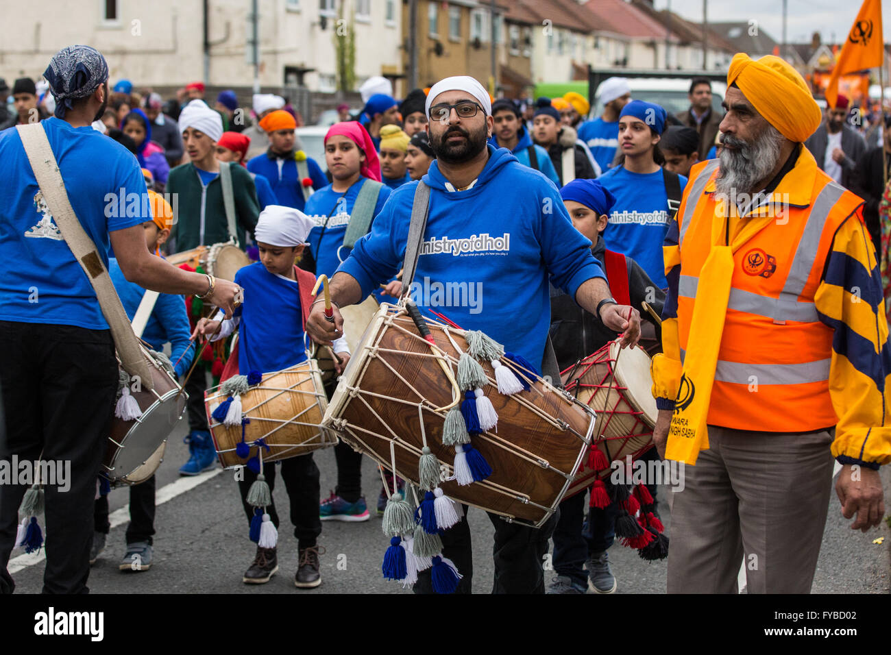 Slough, Regno Unito. Il 24 aprile 2016. La religione sikh 'dHOL' batteristi sulla Vaisakhi Nagar Kirtan processione. Vaisakhi è il santissimo giorno nel calendario Sikh, un harvest festival segna la creazione di comunità di iniziati i sikh noto come Khalsa. Credito: Mark Kerrison/Alamy Live News Foto Stock