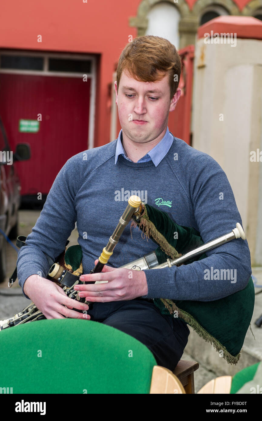 Skibbereen, Irlanda. 24 Aprile, 2016. Eoin Quinn ha suonato "Amhrán na bhFiann' sul Uilleann Pipes durante la misericordia altezze della scuola Annuncio evento della durata di un giorno per commemorare i 100 anni dall'inizio della ribellione in Dublino. Credito: Andy Gibson/Alamy Live News Foto Stock