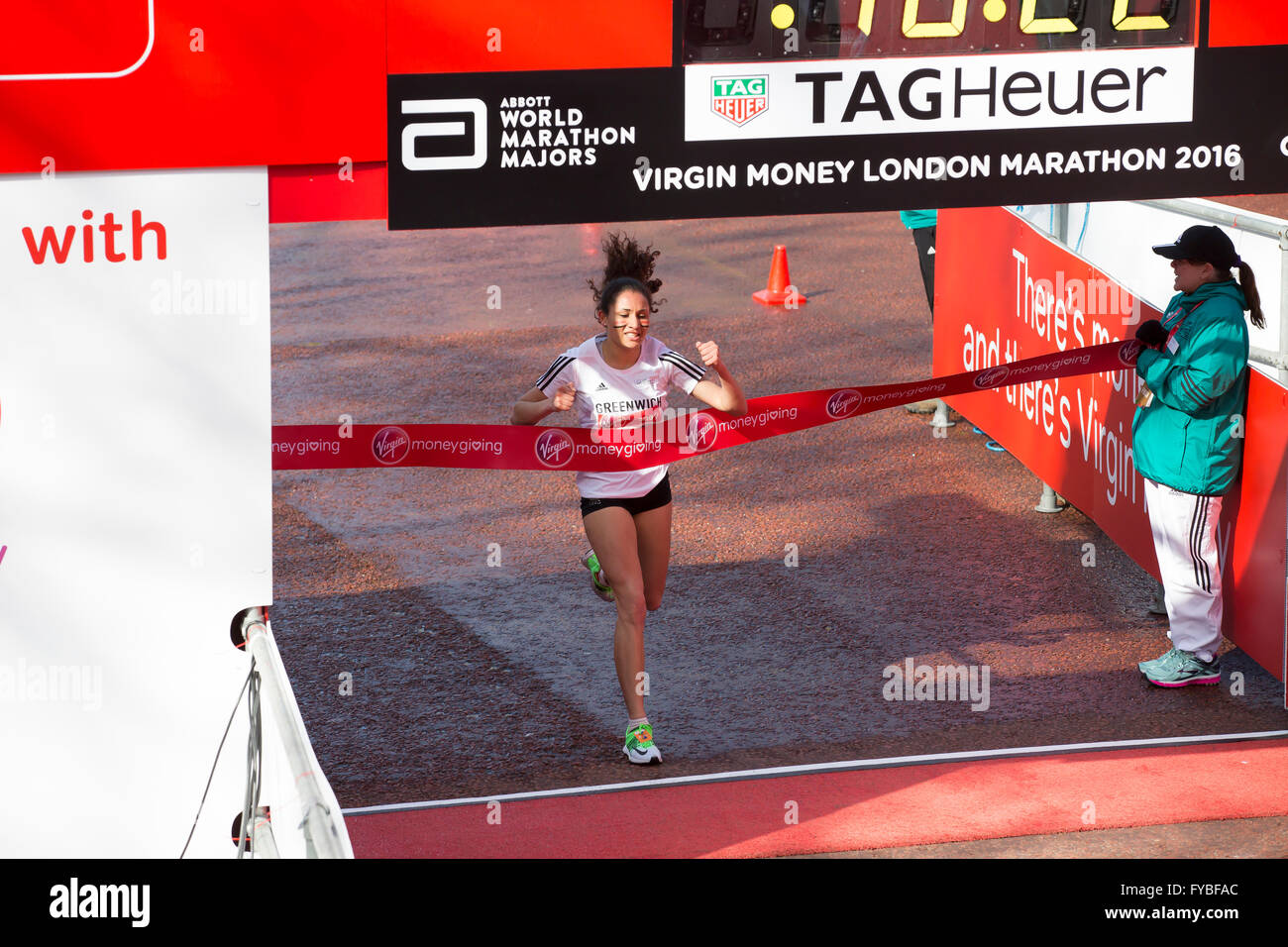 Il centro commerciale,Londra,UK,24 aprile 2016,Sinha, Sabrina finisce la Vergine denaro dando Mini Maratona di Londra 201 Credito: Keith Larby/Alamy Live News Foto Stock