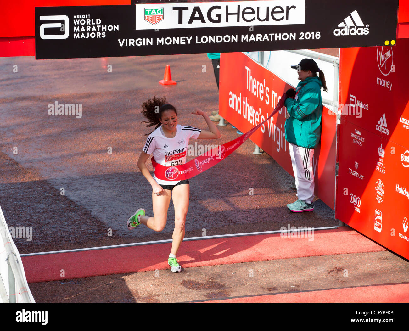 Il centro commerciale,Londra,UK,24 aprile 2016,Sinha, Sabrina finisce la Vergine denaro dando Mini Maratona di Londra 201 Credito: Keith Larby/Alamy Live News Foto Stock