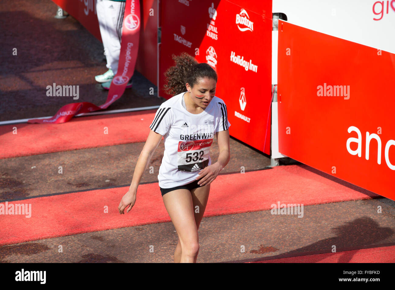 Il centro commerciale,Londra,UK,24 aprile 2016,Sinha, Sabrina finisce la Vergine denaro dando Mini Maratona di Londra 201 Credito: Keith Larby/Alamy Live News Foto Stock