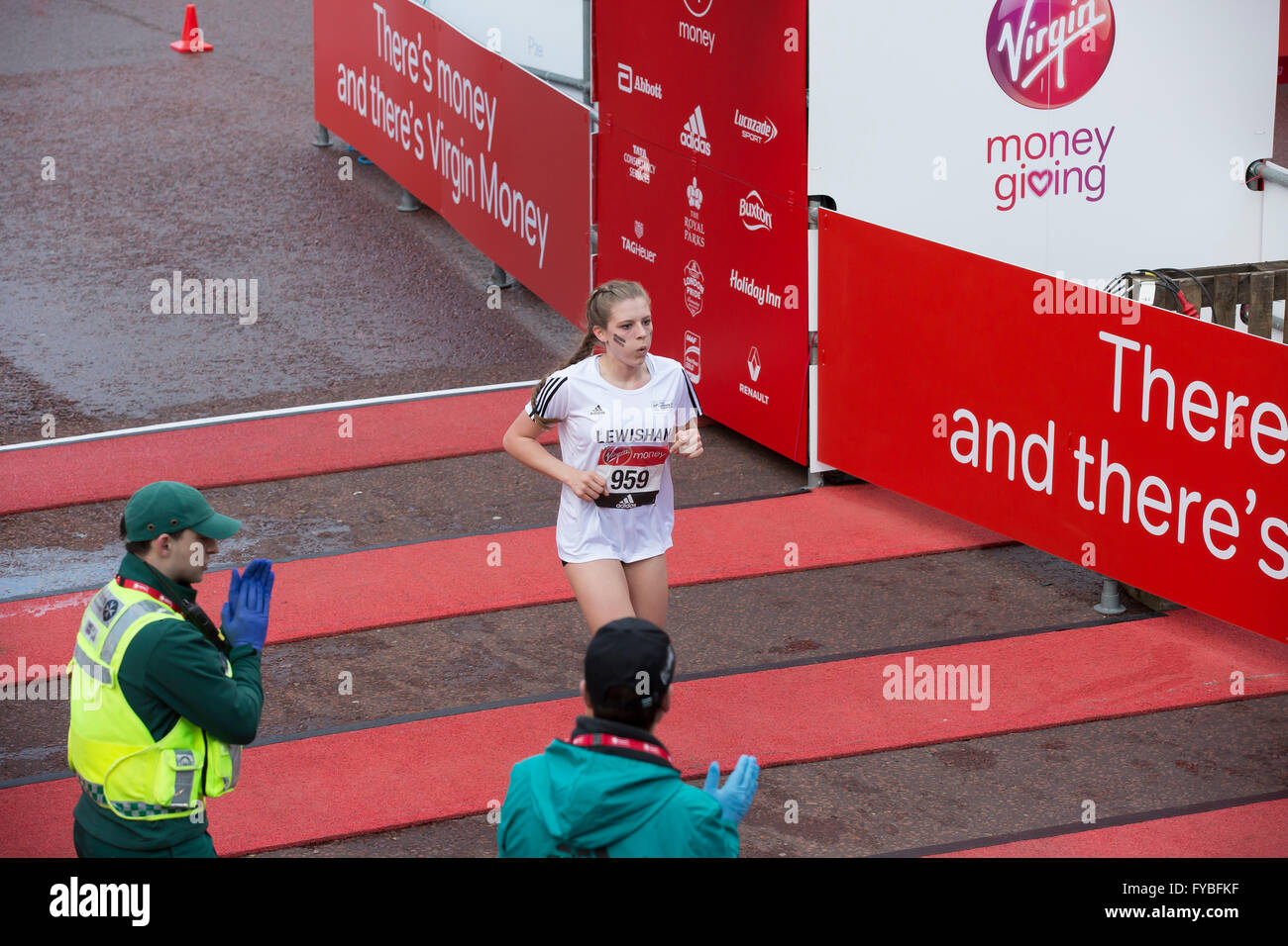 Il centro commerciale,Londra,UK,24 aprile 2016,Paige Macheath finisce la Vergine denaro dando Mini Maratona di Londra 201 Credito: Keith Larby/Alamy Live News Foto Stock