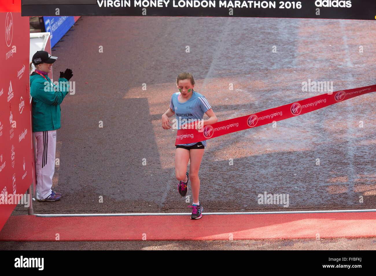 Il centro commerciale,Londra,UK,24 aprile 2016,Amelia Kane termina la Vergine denaro dando Mini Maratona di Londra 201 Credito: Keith Larby/Alamy Live News Foto Stock