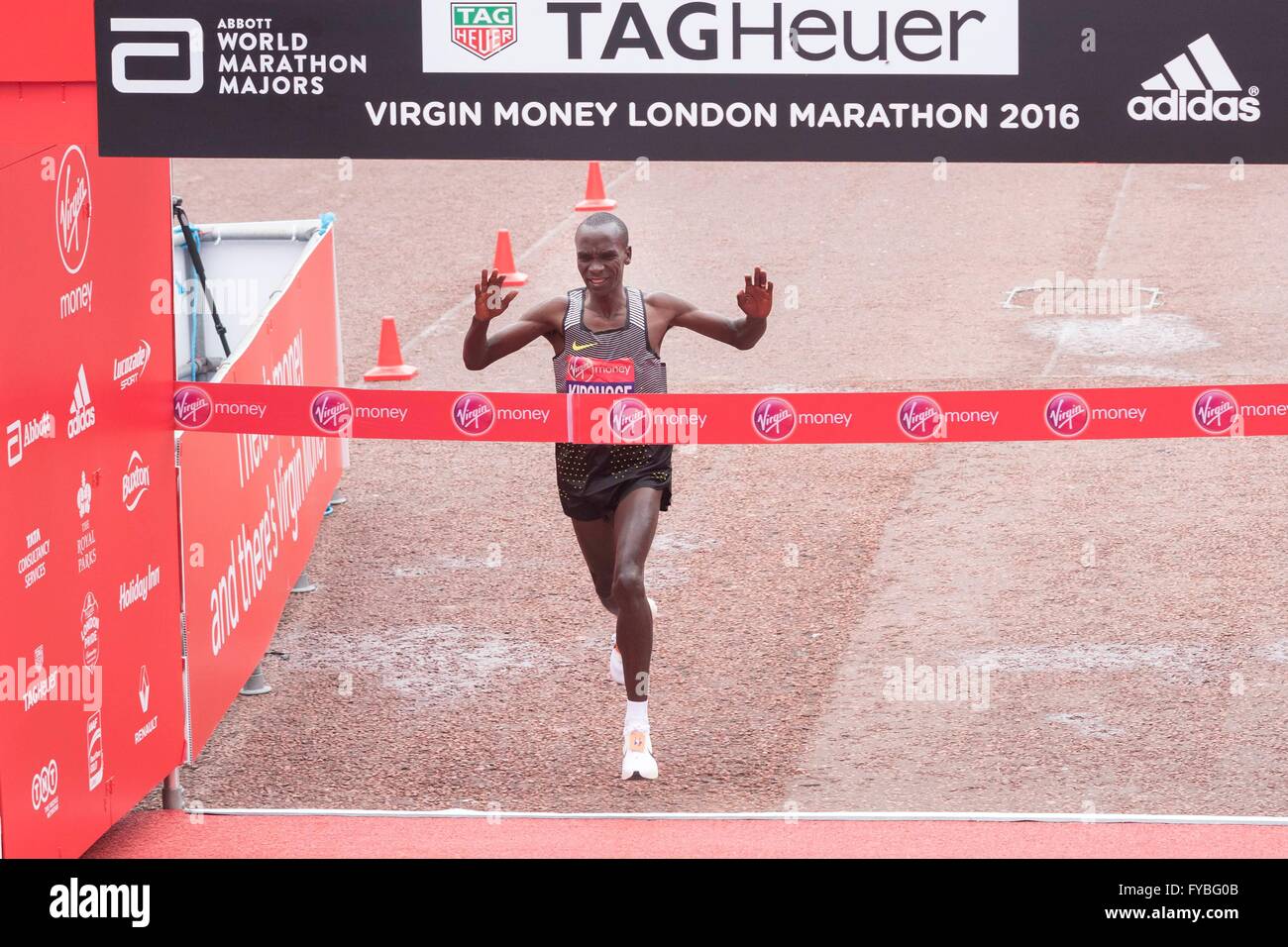 Eliud Kipchoge (Kenya), vincitore della Vergine denaro maratona di Londra 2016. Londra 24/04/2016 Foto Stock