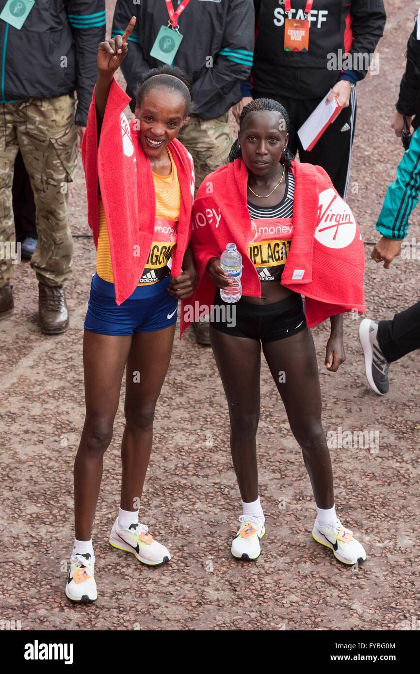 Da sinistra a destra, il vincitore Jemina Sumgong (Kenya) e Firenze Kiplagat (Kenya) al traguardo della Londra denaro VIRGIN LONDON MARATHON 2016. Londra 24/04/2016 Foto Stock