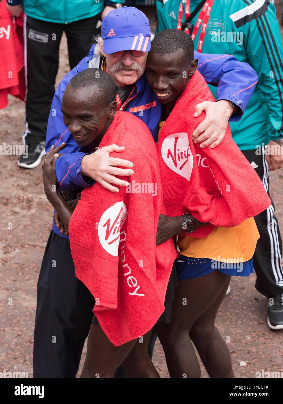 Da sinistra a destra, il vincitore Eliud Kipchoge (Kenya) e Stanley Biwott (Kenya) al traguardo della Londra denaro VIRGIN LONDON MARATHON 2016. Londra 24/04/2016 Foto Stock