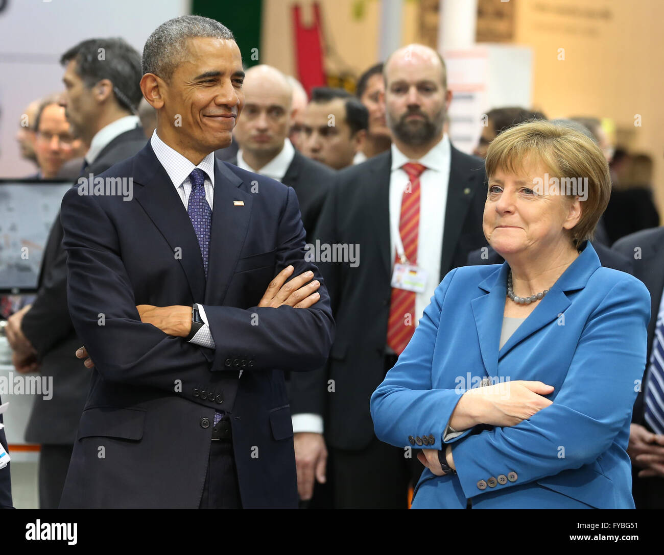 Hannover, Germania. Xxv Aprile, 2016. Il cancelliere tedesco Angela Merkel e il Presidente Usa Barack Obama visitare lo stand del Gruppo Lapp (cavi) alla fiera di Hannover Industrial Technology fiera di Hannover, Germania, 25 aprile 2016. Gli Stati Uniti è questo anno il paese partner in fiera. Il Presidente degli Stati Uniti è su una due giorni di visita in Germania. Foto: KAY NIETFELD/dpa/Alamy Live News Foto Stock