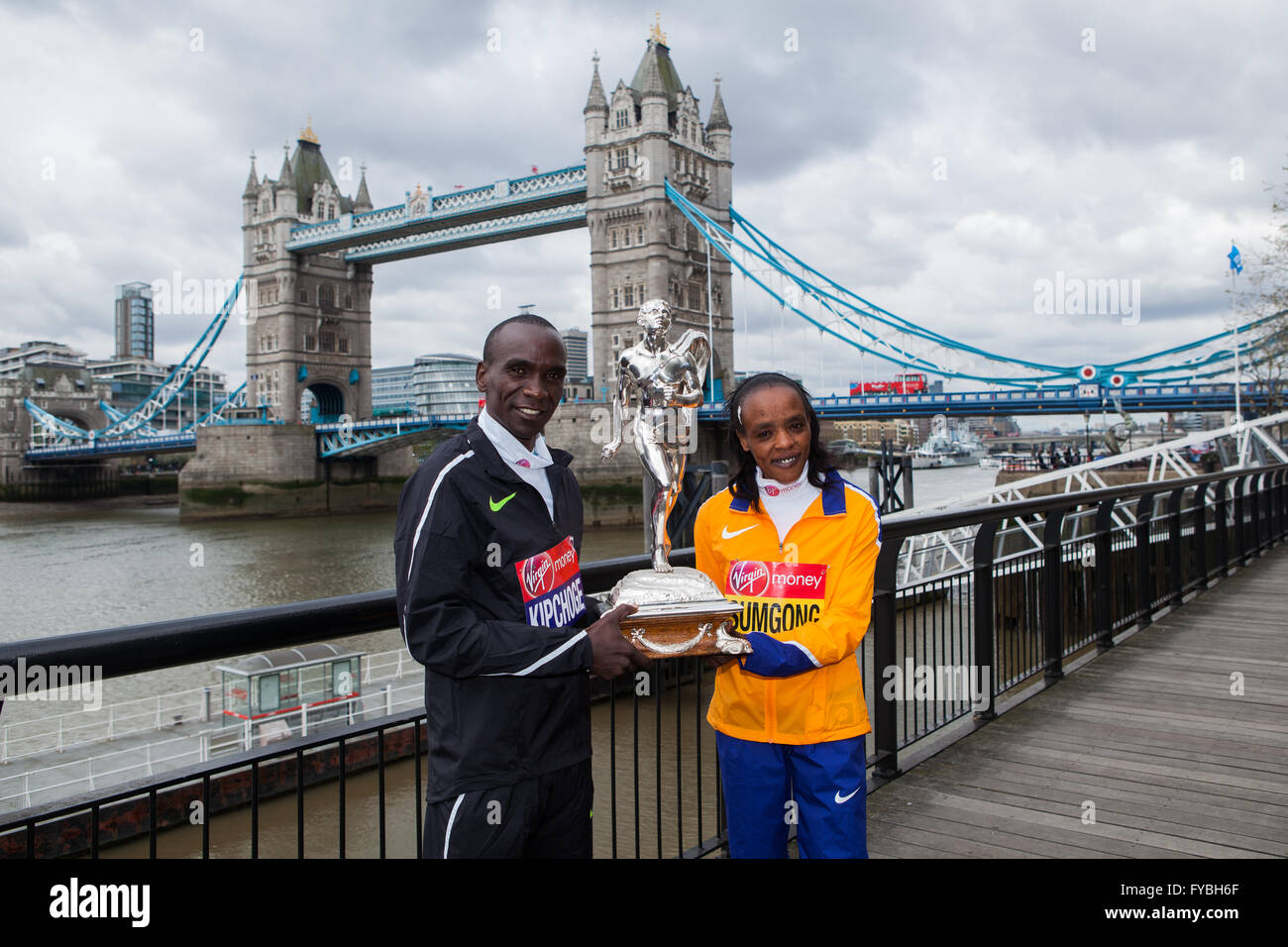 Londra, Regno Unito. Xxv Aprile 2016. Maratona di Londra elite vincitori, Eliud Kipchoge e Jemina Sumgong sia del Kenya in una pressa photocall con "La vita sportiva' Trophy dopo la domenica di denaro Virgin London Marathon. Credito: Elsie Kibue / Alamy Live News Foto Stock