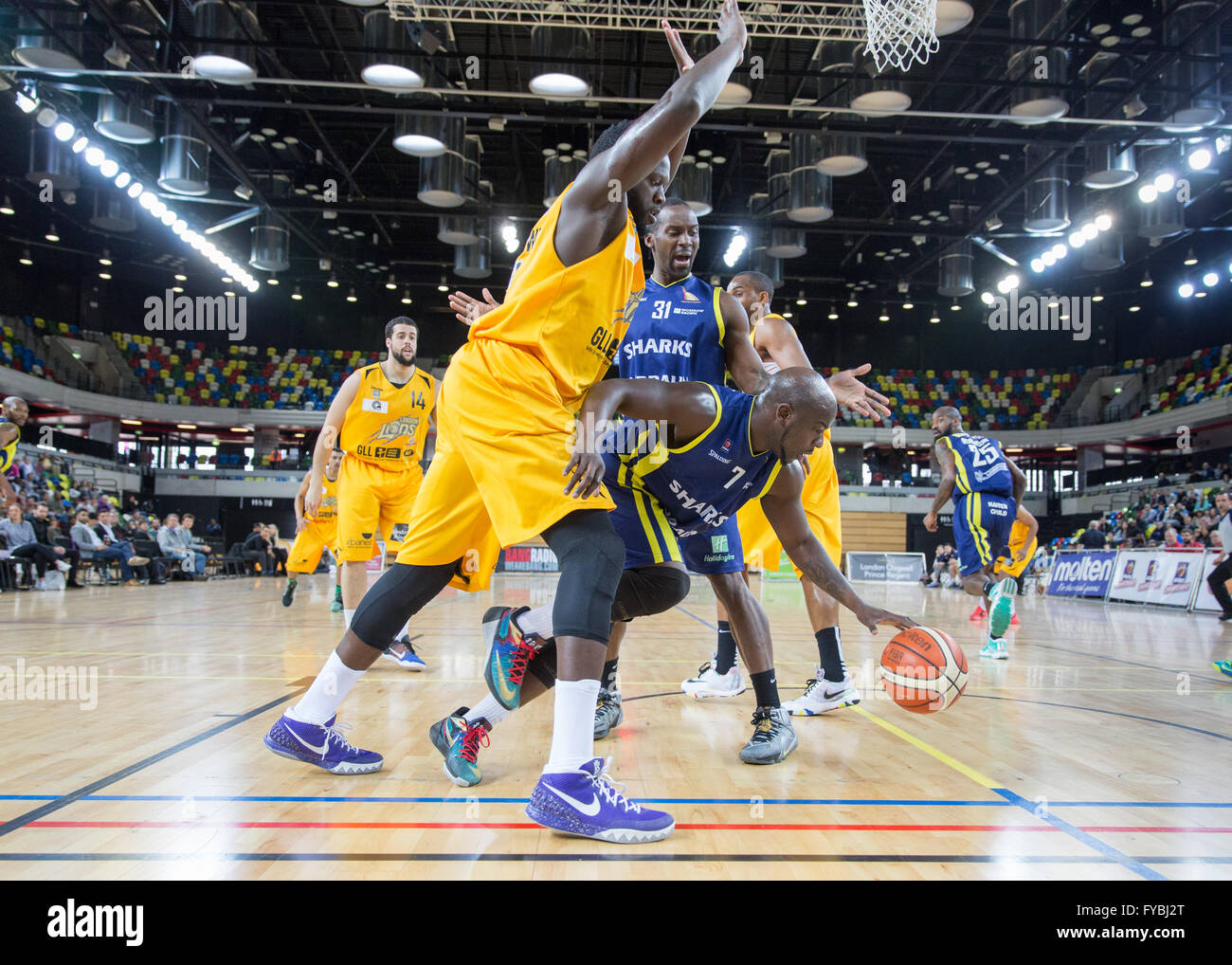 Londra, UK 24 Aprile, 2016. London Lions vs Sheffield squali alla casella di rame Arena del Parco Olimpico, Sheffield squali vincere 78-75. Ma Sheffield squali vincere il quarterfinal overall. Gli squali' Jerrold Brooks spinge i Lions del passato' capitano Joe Ikhinmwin. Copyright Carol moiré/Alamy Live News. Foto Stock