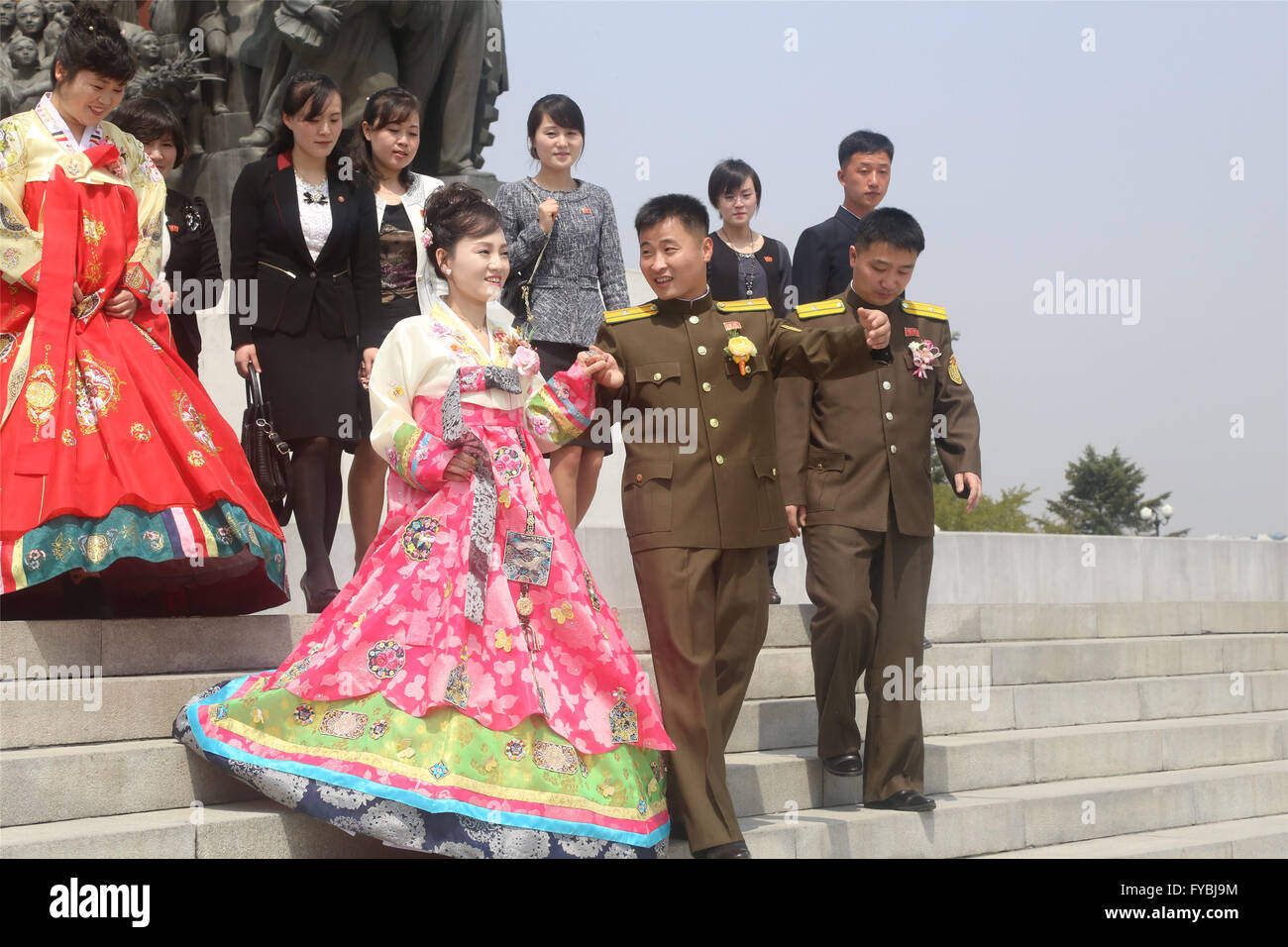 (160425) -- PYONGYANG, 25 aprile 2016 (Xinhua) -- una coppia di sposini lasciare dopo la presentazione di fiori per le statue di Kim Il Sung e Kim Jong Il il giorno che segna il 84° anniversario della fondazione del popolo coreano Army, a Mansudae a Pyongyang, la Repubblica popolare democratica di Corea (DPRK), 25 aprile 2016. (Xinhua/Lu Rui) Foto Stock