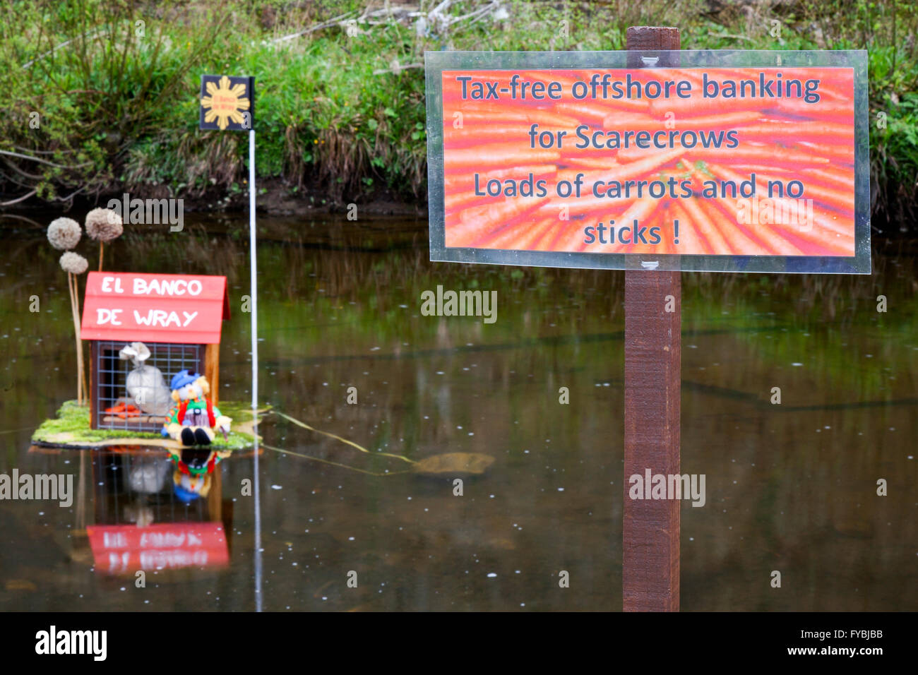 Firma bancaria offshore esentasse a Wray, Lancashire, Regno Unito 25 aprile 2016. Carote * No Sticks al Wray Annual Scarecrow Festival, strane, stravaganti e meravigliose creazioni di scarecrow per sorprendere e deliziare i visitatori. Ogni anno il villaggio di Wray ospita una mostra di scaricoli da inserire con un soggetto sul programma scolastico, con creazioni che spuntano sui giardini del villaggio, sbirciando dalle finestre e perching sui balconi. Lo Scarecrow Festival, fondato nel 1995, si svolge durante la settimana che conduce fino al giorno di maggio, quando c'è una fiera e un fine settimana una sfilata dei giganti. Credit: Cernan Elias/Alamy Live News Foto Stock