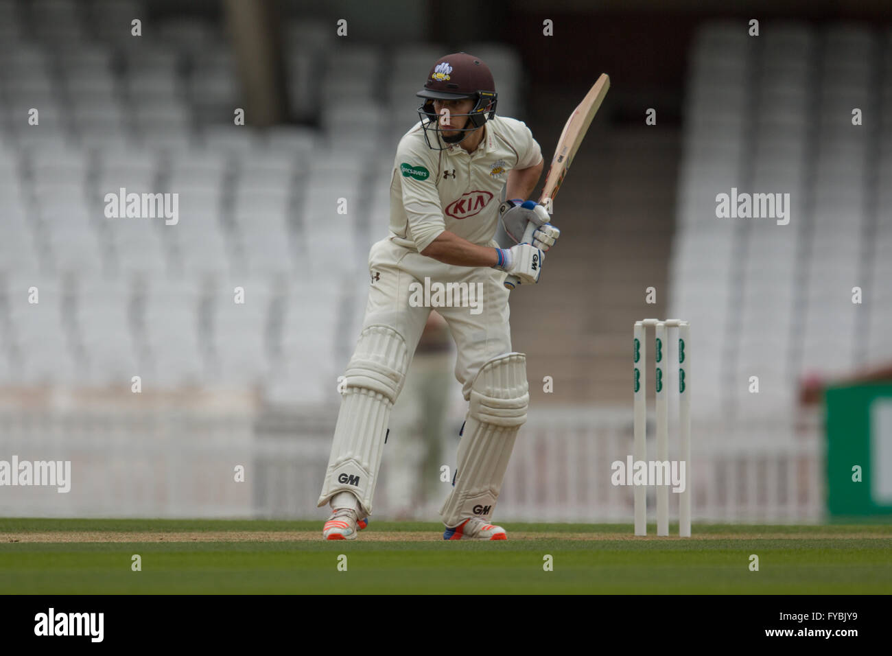 Londra, Regno Unito. Il 25 aprile 2016. Zafar Ansari ha segnato 53 nel suo primo inning torna da lesioni alla battuta per Surrey il giorno due di 'Spec-saver' County Championship Division One match contro Somerset al ovale. David Rowe/Alamy Live Foto Stock