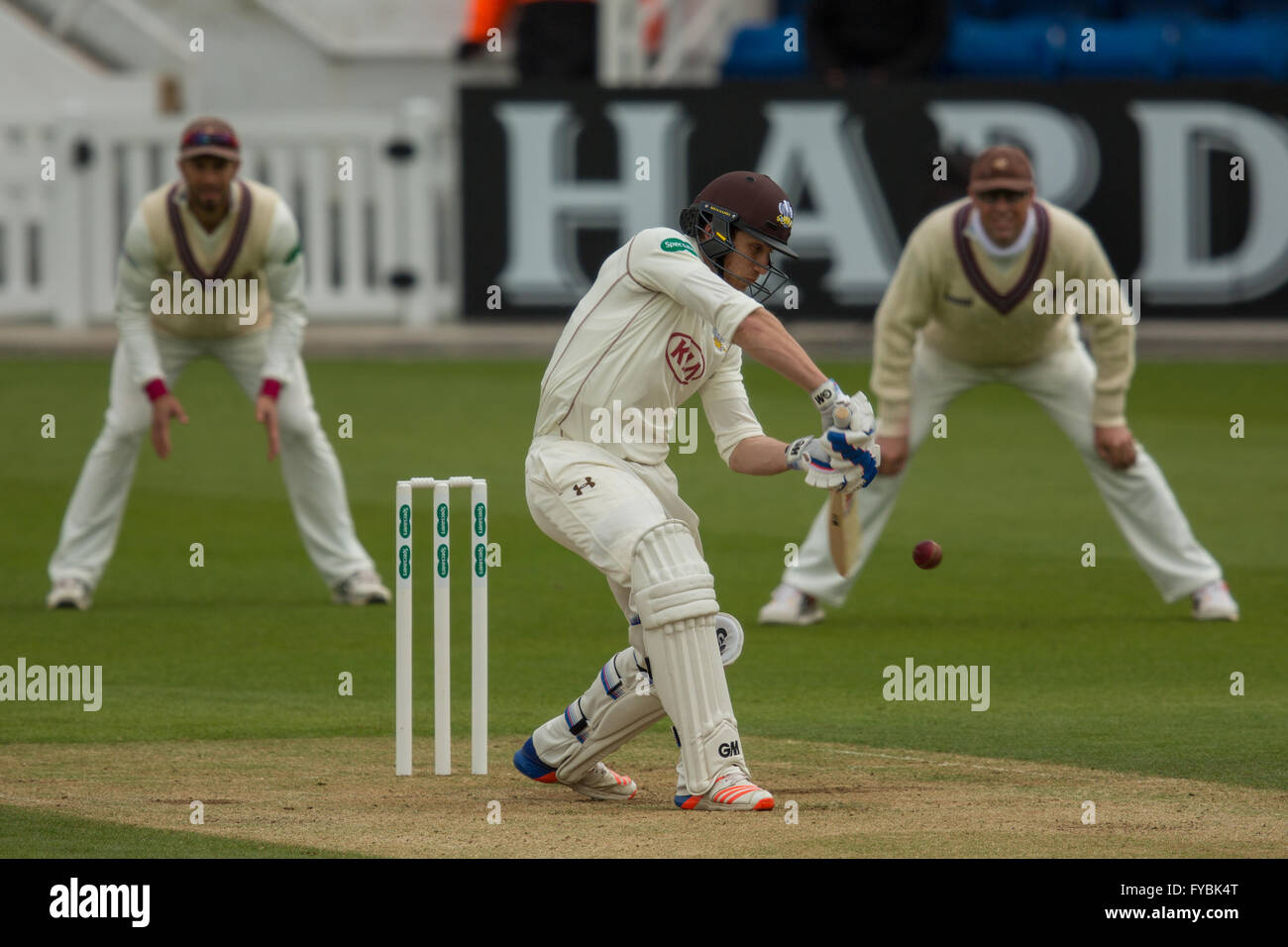 Londra, Regno Unito. Il 25 aprile 2016. Zafar Ansari ha segnato 53 nel suo primo inning torna da lesioni alla battuta per Surrey il giorno due di 'Spec-saver' County Championship Division One match contro Somerset al ovale. David Rowe/Alamy Live Foto Stock