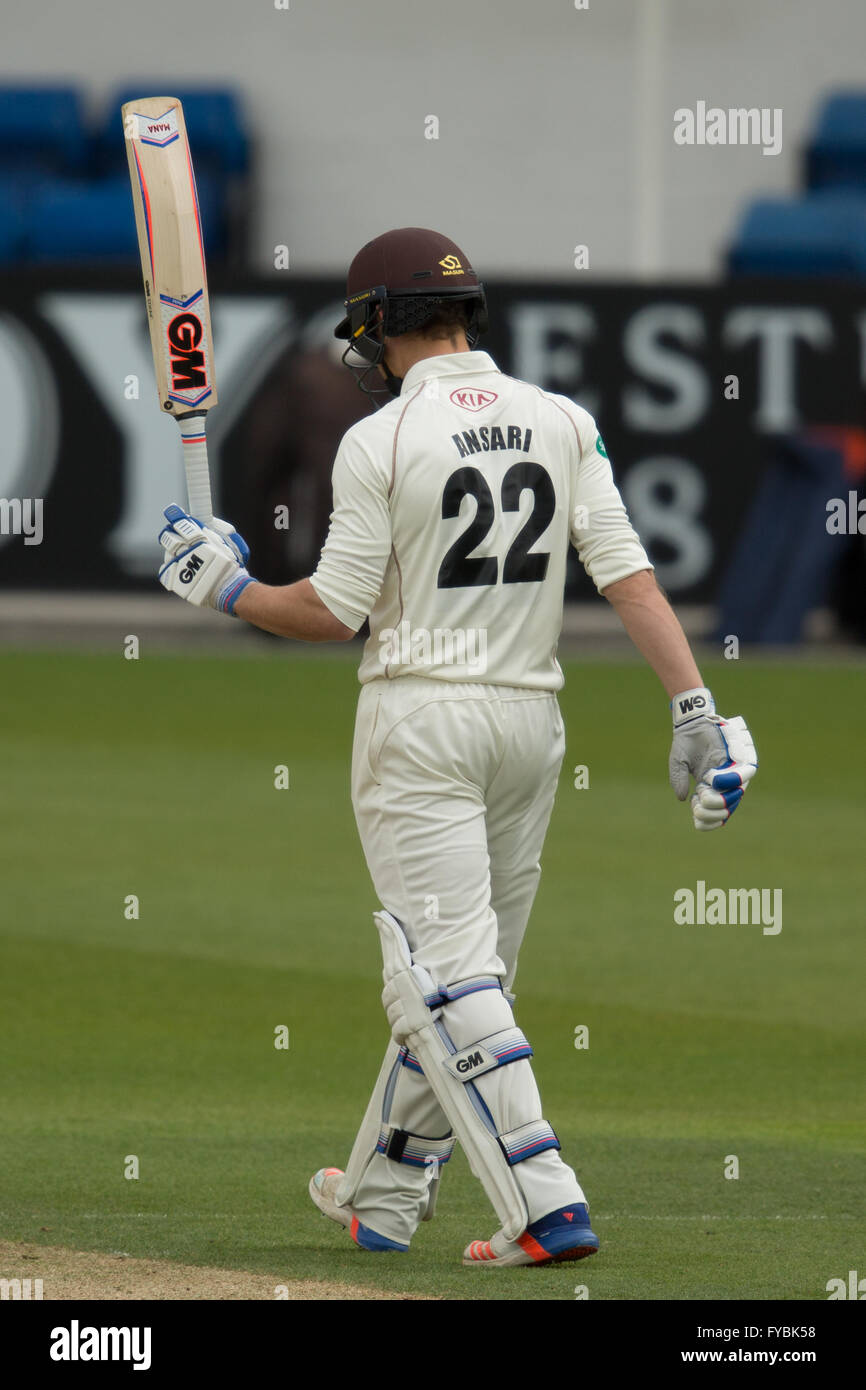 Londra, Regno Unito. Il 25 aprile 2016. Zafar Ansari arriva a cinquanta nel suo primo inning torna da lesioni alla battuta per Surrey il giorno due di 'Spec-saver' County Championship Division One match contro Somerset al ovale. David Rowe/Alamy Live Foto Stock