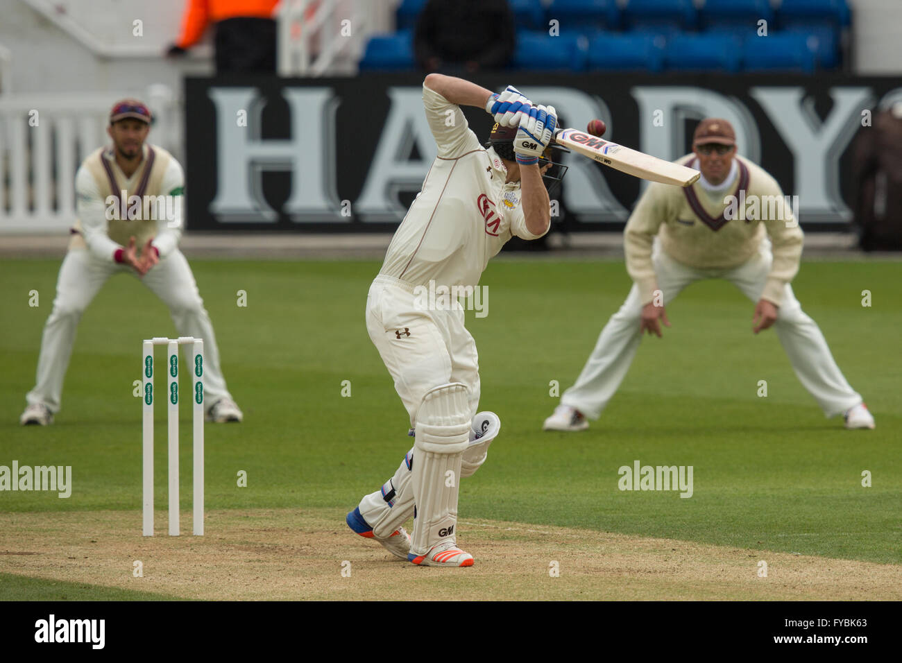 Londra, Regno Unito. Il 25 aprile 2016. Zafar Ansari ottiene un bordo all'attesa Marcus Trescothick e è fuori per 53 battuta per Surrey il giorno due di 'Spec-saver' County Championship Division One match contro Somerset al ovale. David Rowe/Alamy Live Foto Stock