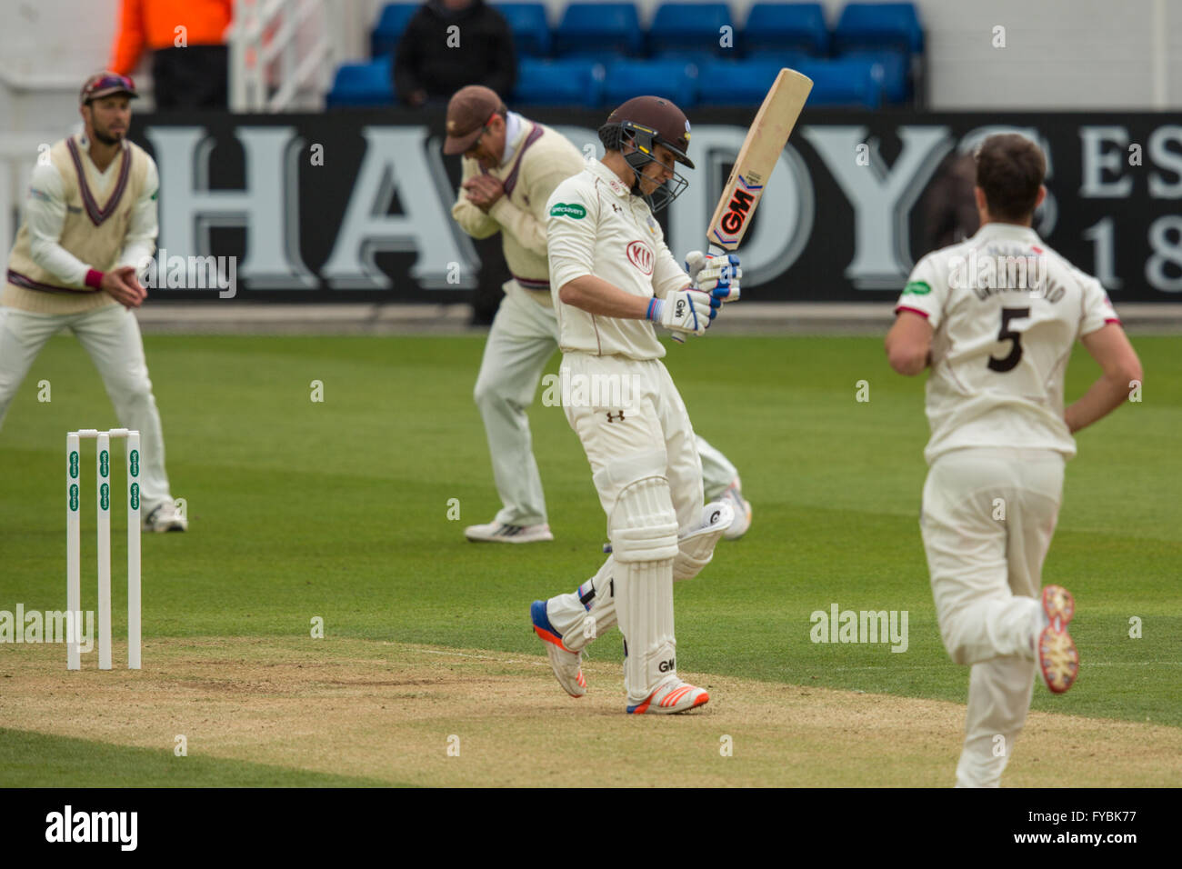 Londra, Regno Unito. Il 25 aprile 2016. La palla è saldamente nelle mani di Marcus Trescothick e Zafar Ansari è fuori per 53 battuta per Surrey il giorno due di 'Spec-saver' County Championship Division One match contro Somerset al ovale. David Rowe/Alamy Live Foto Stock