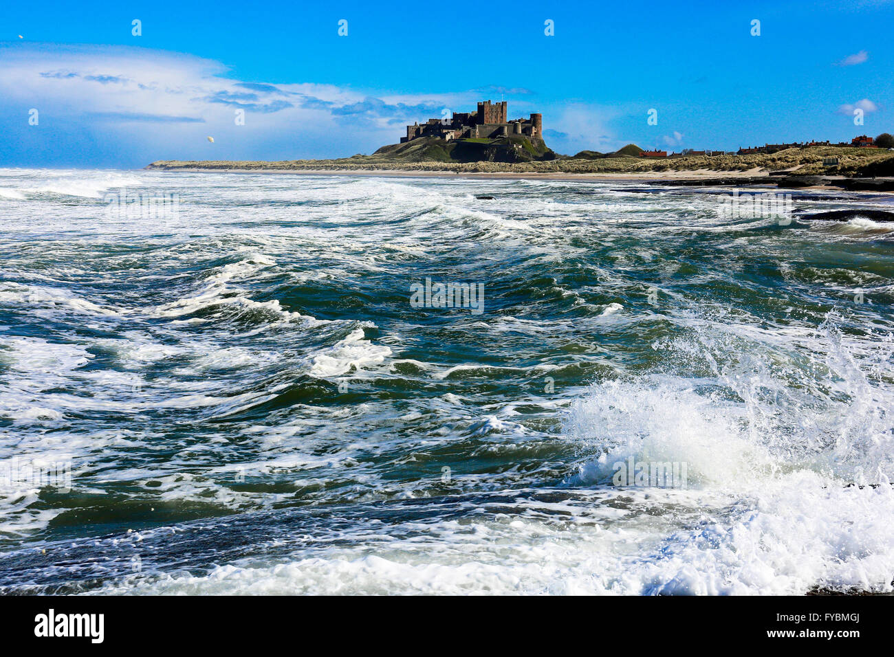 Bamburgh, Northumberland, Regno Unito. Xxv Aprile, 2016. Una forte luce del sole di primavera e northeasterly wind in eccesso di 50mph creato spettacolari onde bianco al castello di Bamburgh in Northumberland, Inghilterra. Credito: Findlay/Alamy Live News Foto Stock Bamburgh, Northumberland, Regno Unito. Xxv Aprile, 2016. Una forte luce del sole di primavera e northeasterly wind in eccesso di 50mph creato spettacolari onde bianco al castello di Bamburgh in Northumberland, Inghilterra. Credito: Findlay/Alamy Live News Foto Stock
