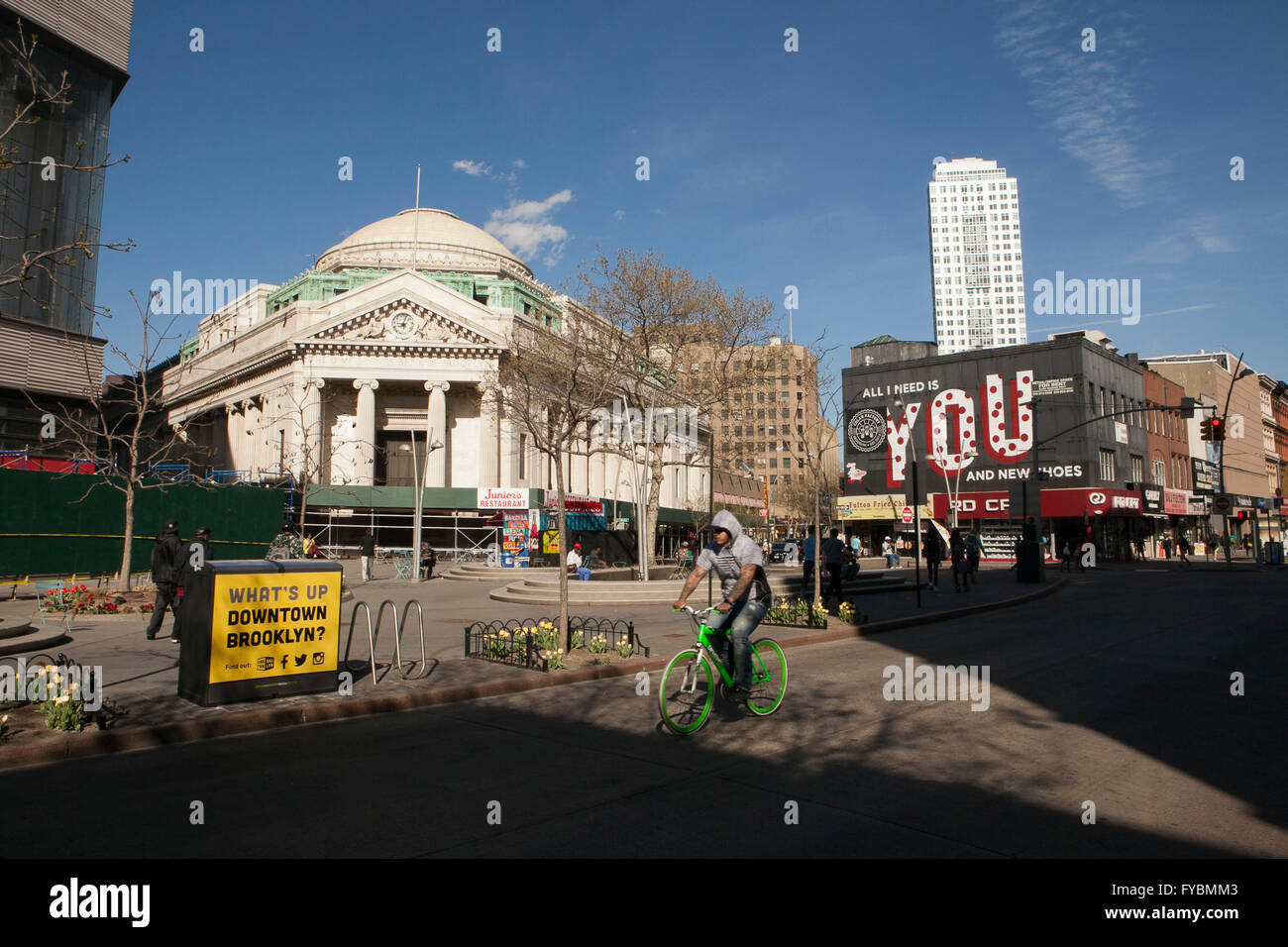 Una vista di Fulton Mall in Downtown Brooklyn, NY il 19 aprile, 2016. Questa è la data di NY membro primarie per entrambi i democratici e i partiti repubblicani al fine di selezionare i candidati per le elezioni presidenziali americane del prossimo novembre. Foto: Alessandro Vecchi/dpa Foto Stock