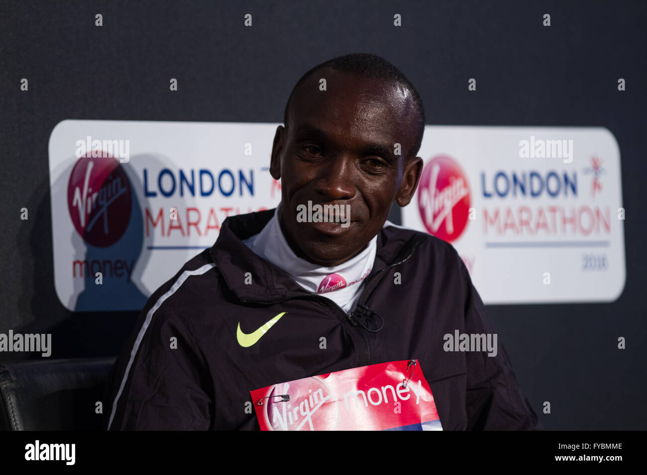 Londra, Regno Unito. Xxv Aprile 2016. Maratona di Londra elite vincitore, Eliud Kipchoge del Kenya in occasione di una conferenza stampa un giorno dopo la domenica di denaro Virgin London Marathon. Credito: Elsie Kibue / Alamy Live News Foto Stock